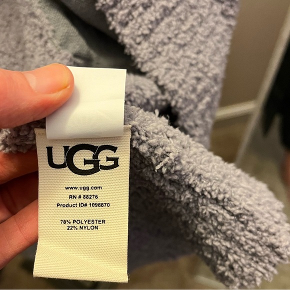 Ugg sweater size M - Picture 2 of 6